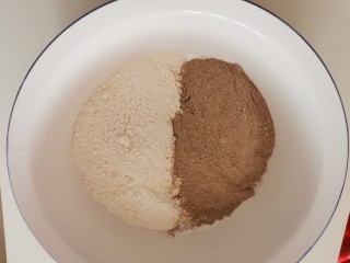 1、荞麦馒头,中筋面粉和荞麦粉 放入盆中