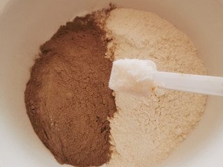 2、荞麦馒头,放入白糖