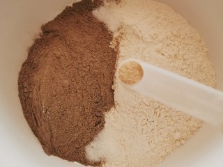 3、荞麦馒头,放入酵母粉