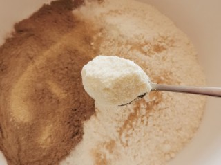 4、荞麦馒头,放入奶粉 