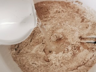 5、荞麦馒头,所有粉类拌匀 倒入温水