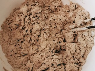 6、荞麦馒头,水慢慢添加 搅拌成絮状 