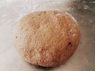 9、荞麦馒头,移至面板 揉匀排气