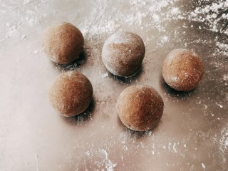 12、荞麦馒头,或是取一份揉圆  总之做成自己喜欢的样子就好。