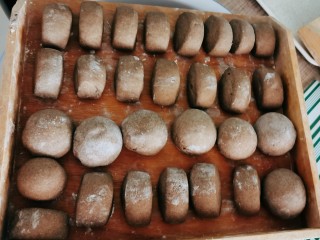 14、荞麦馒头,二次发酵完成 馒头胚明显蓬松，拿起来感觉轻飘飘的。