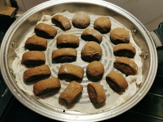15、荞麦馒头,凉水上锅  每个馒头之间留有空隙 以免粘连 