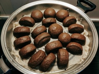 16、荞麦馒头,蒸锅水烧开 蒸制18分钟  再焖2分钟  出锅