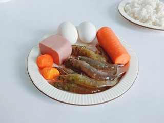 1、耳光炒饭,耳光炒饭的必备款都有咸蛋黄、午餐肉、与温泉蛋。