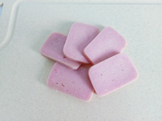 2、耳光炒饭,午餐肉切成稍微厚一点的片。