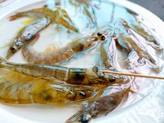 6、耳光炒饭,剪去虾枪，尽量贴着壳剪，要紧贴着根部往下多剪一点，再用牙签或者叉子把虾胃【也叫沙包】挑出来，留下的虾黄则是非常鲜美的！