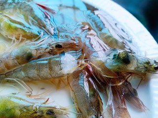 7、耳光炒饭,再轻轻拽一下虾头，虾线就整根往外拉出来了，虾线去除，不需要留着。