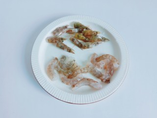 8、耳光炒饭,虾壳可以从虾的第三节开始剥，可以借助叉子来剥虾壳，非常省事。