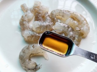 9、耳光炒饭,对虾加料酒与蚝油腌制一下。