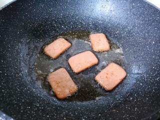 12、耳光炒饭,热锅热油放午餐肉煎一下盛盘。