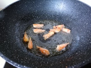 13、耳光炒饭,热锅冷油下虾头炼油，当锅内油呈金黄色后，捞出虾头就不需要了。