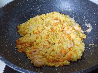 16、耳光炒饭,加入米饭开大火快速翻炒，翻炒至每一粒米饭都包裹着金黄色的外衣。