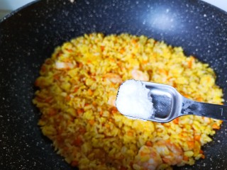 17、耳光炒饭,加一点盐调味。