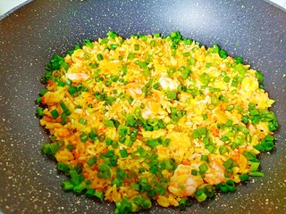 18、耳光炒饭,起锅前撒点葱花即可。