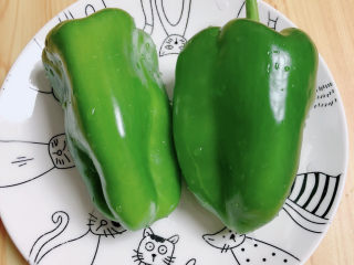 1、青椒炒香肠,准备好青椒。