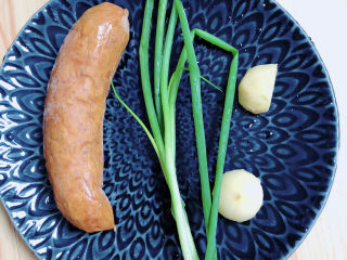 2、青椒炒香肠,准备好红肠、小葱、姜、蒜。