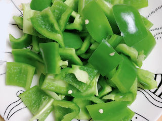 3、青椒炒香肠,青椒切好待用。