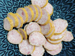 4、青椒炒香肠,香肠切片待用。