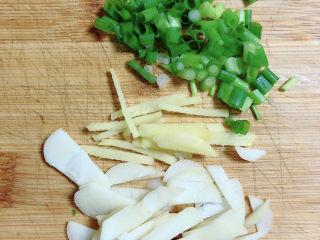 5、青椒炒香肠,葱姜蒜切好待用。