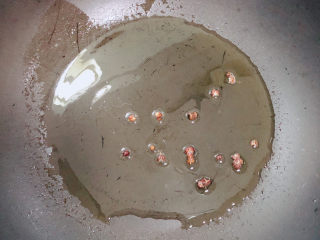 6、青椒炒香肠,锅中倒入油，加热至五成热，煸香花椒粒。