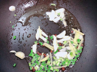 7、青椒炒香肠,倒入葱姜蒜炒香。