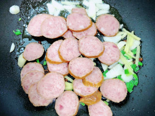 8、青椒炒香肠,放入香菜翻炒均匀。
