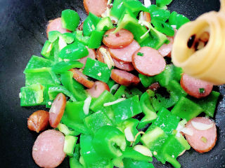 11、青椒炒香肠,加入适量酱油。