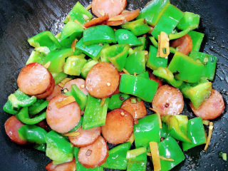 12、青椒炒香肠,翻炒均匀，入味后即可出锅了。