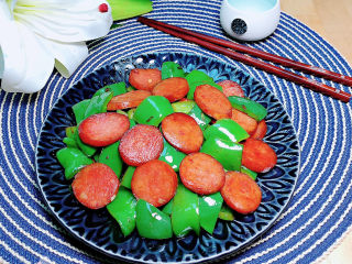 13、青椒炒香肠,红绿相见，色彩诱人的青椒炒香肠就上桌了！