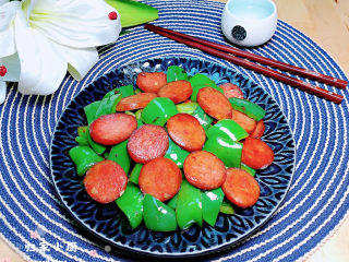 14、青椒炒香肠,配上一碗米饭，非常下饭好吃。