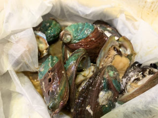 1、蒜蓉粉丝蒸鲍鱼,新鲜鲍鱼买一袋；