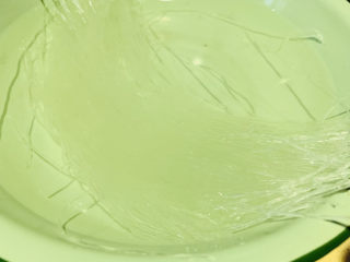 3、蒜蓉粉丝蒸鲍鱼,泡热水中；