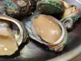 5、蒜蓉粉丝蒸鲍鱼,洗干净的鲍鱼；