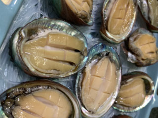 9、蒜蓉粉丝蒸鲍鱼,全部铺好；