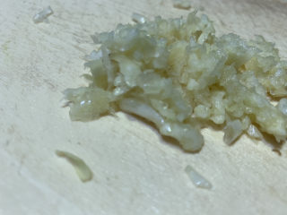 10、蒜蓉粉丝蒸鲍鱼,用压蒜器压出蒜蓉；