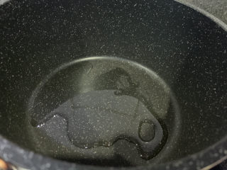 11、蒜蓉粉丝蒸鲍鱼,锅里加食用油；