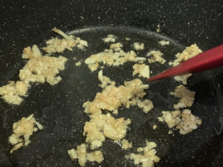 12、蒜蓉粉丝蒸鲍鱼,大火炒香；