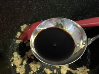 14、蒜蓉粉丝蒸鲍鱼,加酱油；