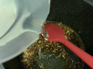 17、蒜蓉粉丝蒸鲍鱼,加少许清水；