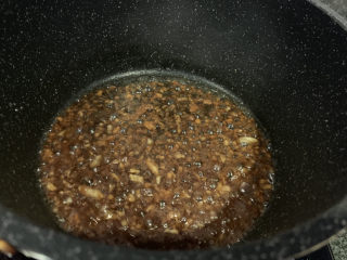 18、蒜蓉粉丝蒸鲍鱼,翻炒均匀，煮冒泡；