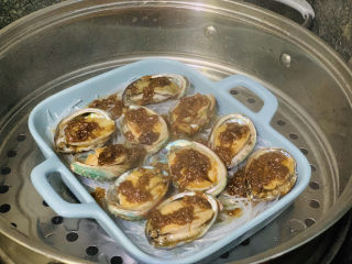 20、蒜蓉粉丝蒸鲍鱼,蒸锅水先烧开，放入鲍鱼，大火蒸10分钟，就可以出锅！