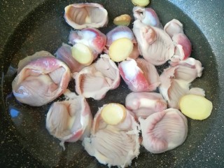 11、青花椒辣卤小龙虾,这么好吃的卤水光卤小龙虾怎么可以呢！我还卤了鸡胗，鸡胗买回来清洗干净，凉水入锅，加入料酒和生姜片一起烧开，中小火煮5-6分钟关火。