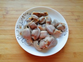 12、青花椒辣卤小龙虾,焯过水的鸡胗捞出冲洗干净，下入卤水里面烧开，煮半个小时关火焖半个小时，捞出切片即可实用。