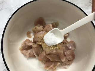 3、鸡米花,再加入适量的盐调味。如果喜欢吃奥尔良口味的也可以换成奥尔良腌料腌制哦。