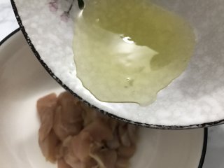 4、鸡米花,加入一个鸡蛋清。加鸡蛋清可以让鸡肉口感更嫩滑。