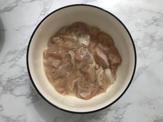 5、鸡米花,把所有材料抓匀,盖上保鲜膜腌制1个小时。